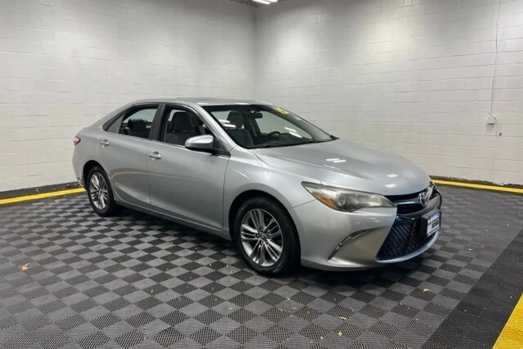 2015 Toyota Camry XLE photo 1