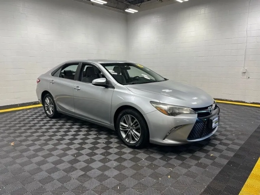 2015 Toyota Camry XLE photo 1