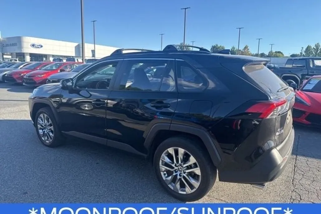 2019 Toyota RAV4 XLE Premium photo 1