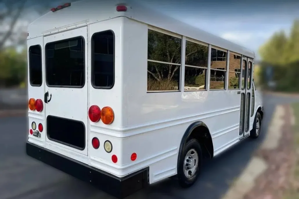 2008 Chevrolet Express Cutaway Van photo 1