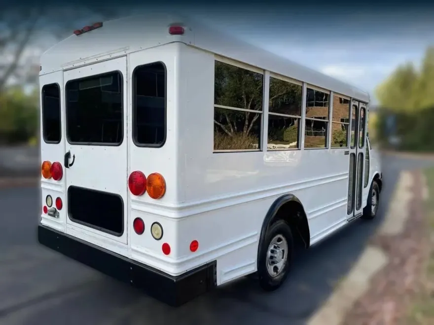 2008 Chevrolet Express Cutaway Van photo 1