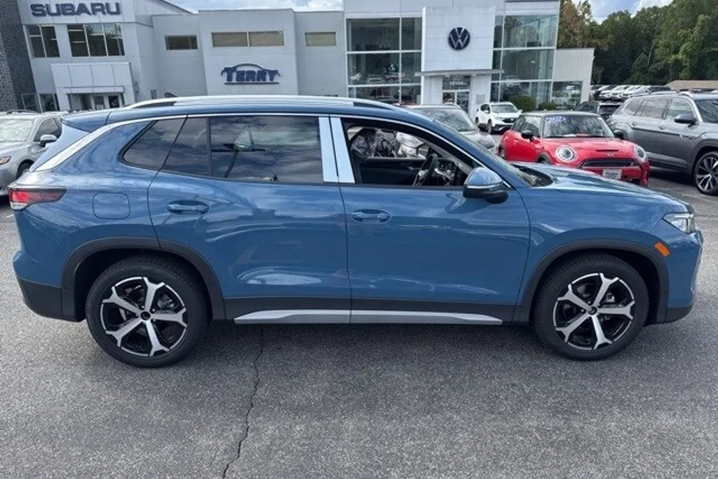 2025 Volkswagen Tiguan SE photo 1