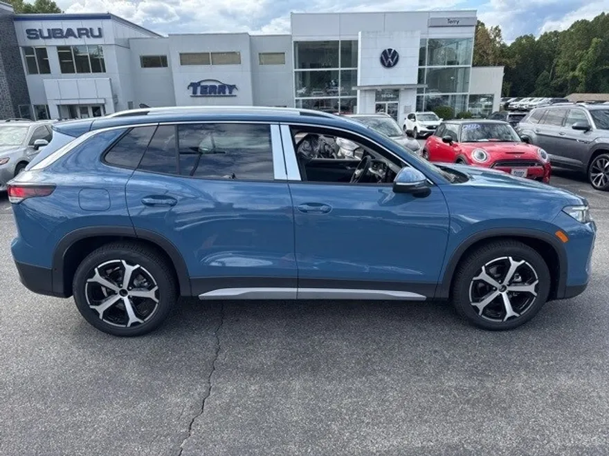2025 Volkswagen Tiguan SE photo 1