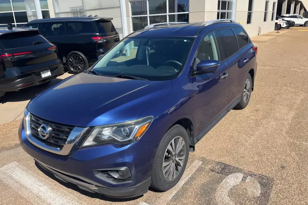 2017 Nissan Pathfinder SL photo 1