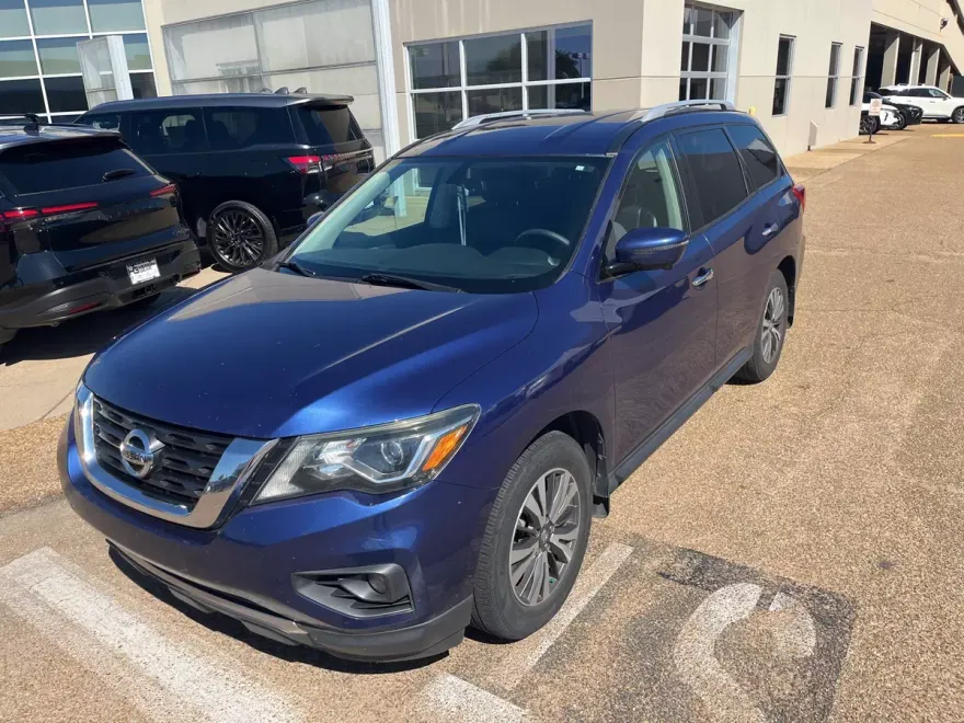 2017 Nissan Pathfinder SL photo 1
