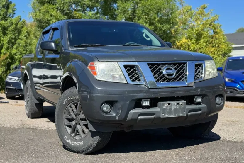 2015 Nissan Frontier Crew Cab SV photo 1