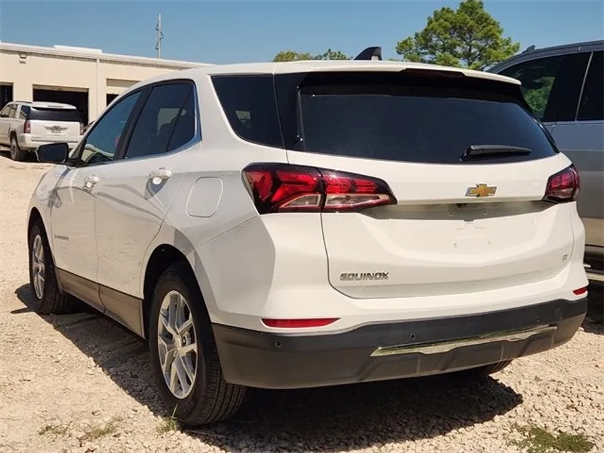 2023 Chevrolet Equinox LT photo 1