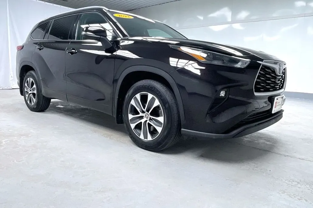2022 Toyota Highlander XLE photo 1