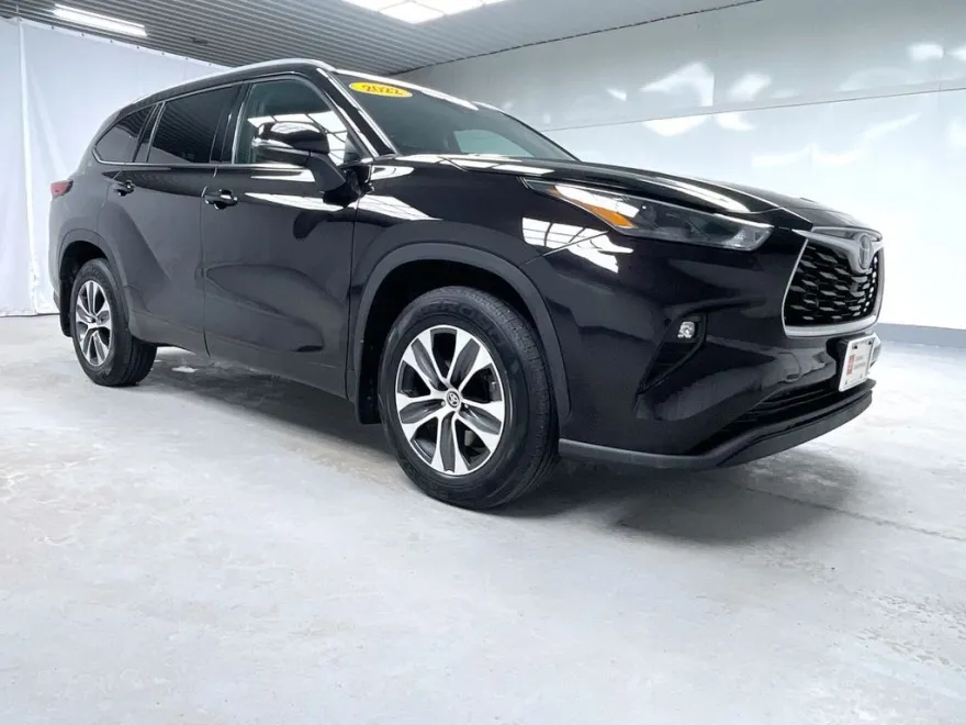 2022 Toyota Highlander XLE photo 1