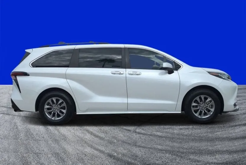 2023 Toyota Sienna XLE photo 1