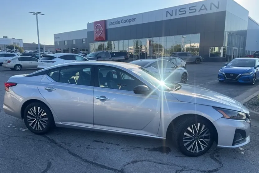 2024 Nissan Altima SV photo 1
