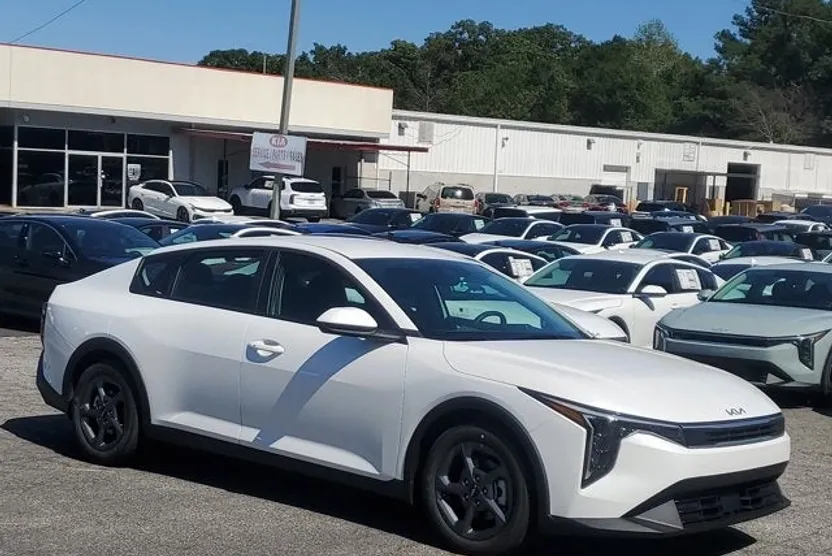 2025 Kia K4 LXS photo 1