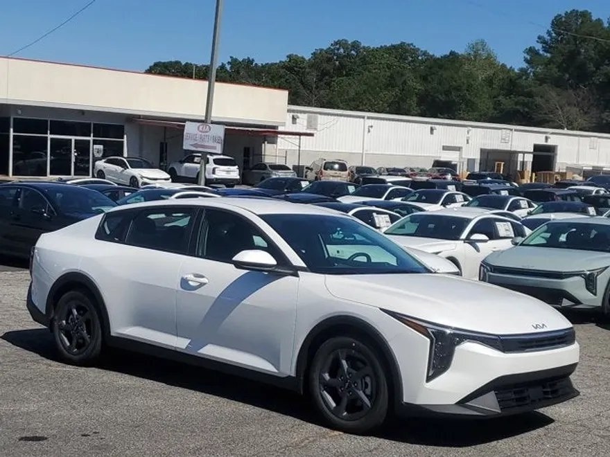 2025 Kia K4 LXS photo 1