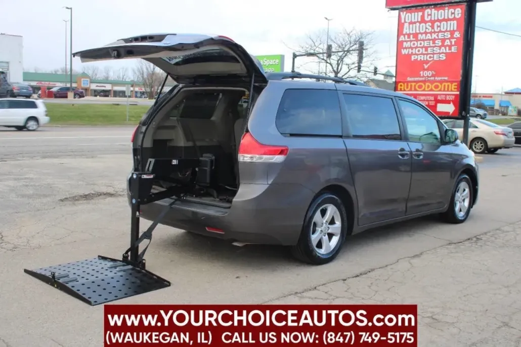 2012 Toyota Sienna LE photo 1