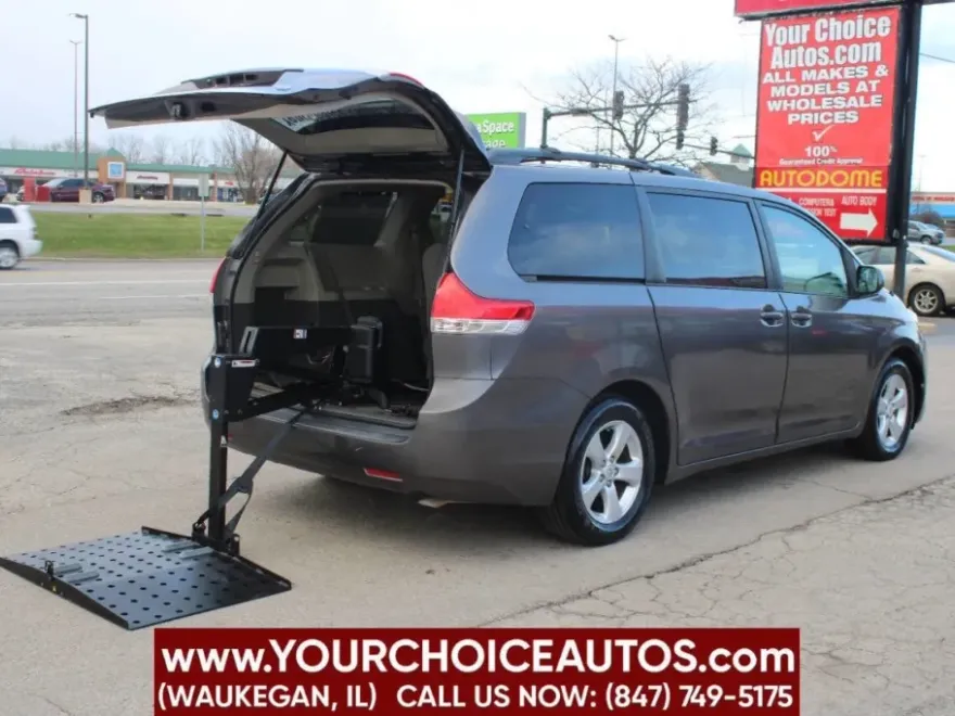 2012 Toyota Sienna LE photo 1