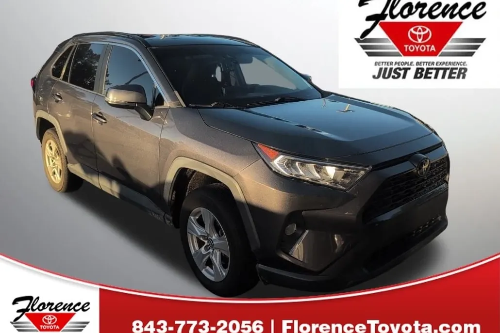 2021 Toyota RAV4 XLE photo 1
