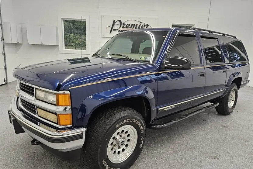 1997 Chevrolet Suburban 1500 photo 1