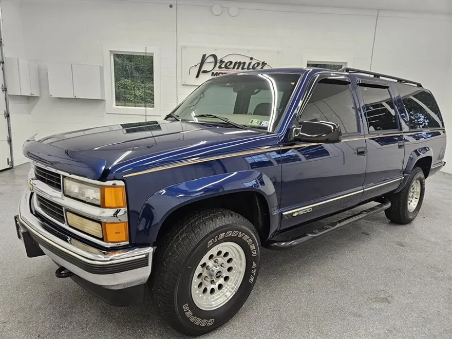 1997 Chevrolet Suburban 1500 photo 1