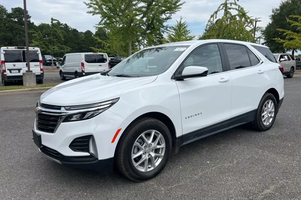 2022 Chevrolet Equinox LT photo 1