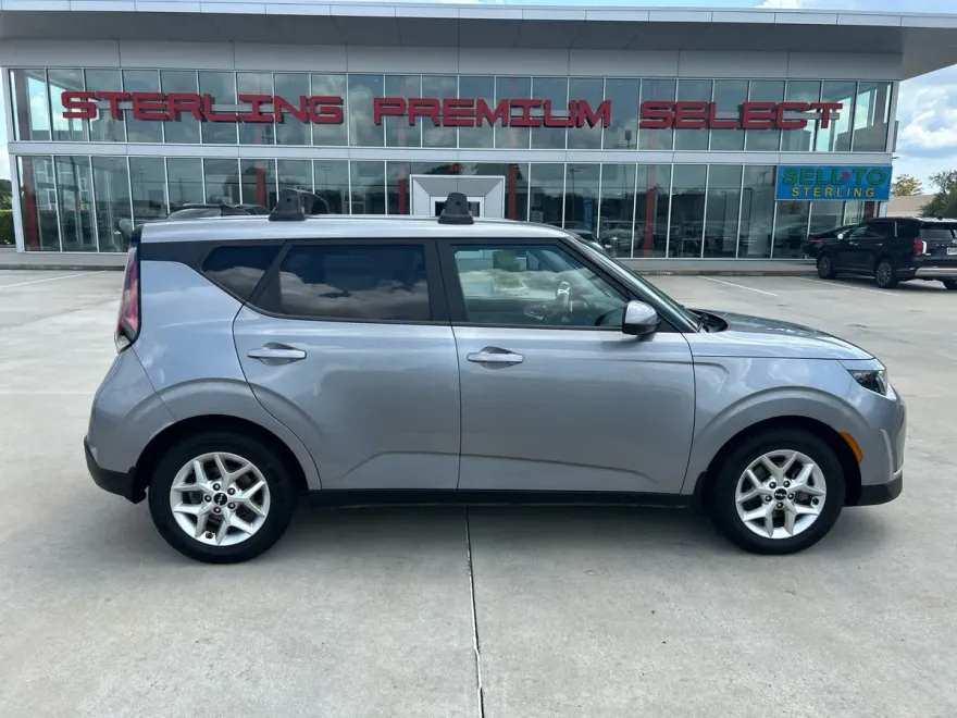 2023 Kia Soul LX photo 1