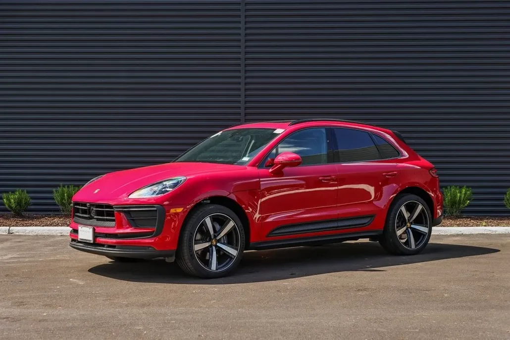 2025 Porsche Macan T photo 1