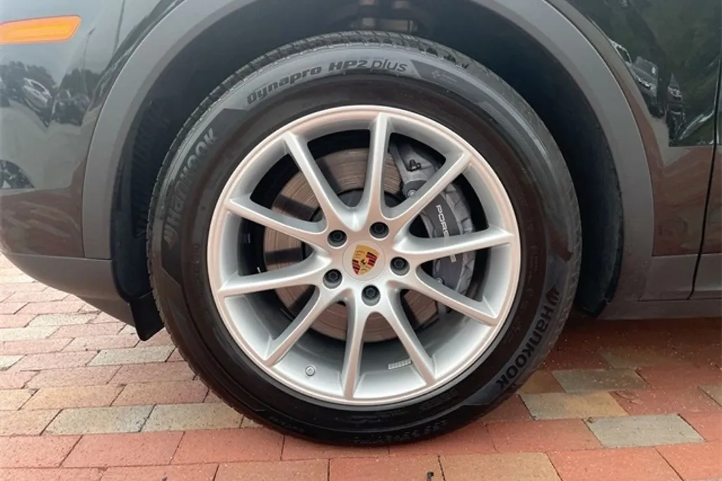 2024 Porsche Cayenne Base photo 1