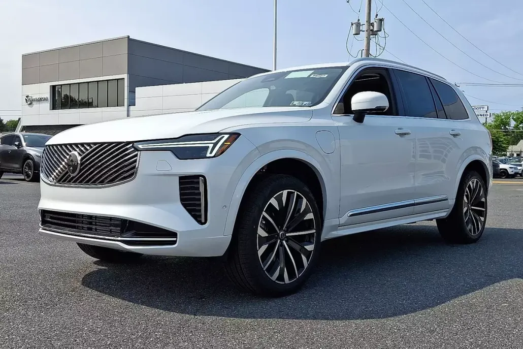 2025 Volvo XC90 T8 Plus photo 1