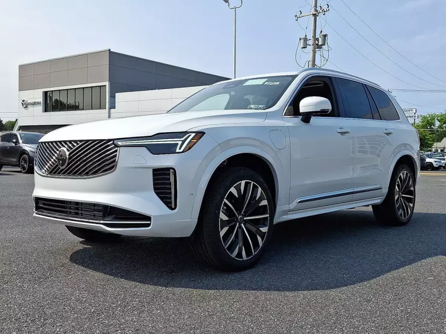2025 Volvo XC90 T8 Plus photo 1