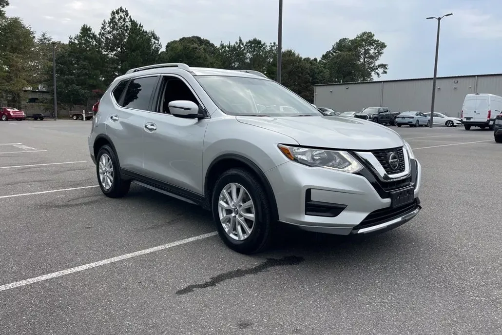 2018 Nissan Rogue SV photo 1