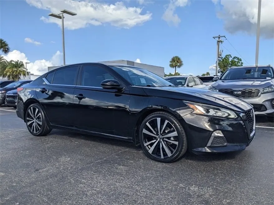 2021 Nissan Altima SR photo 1