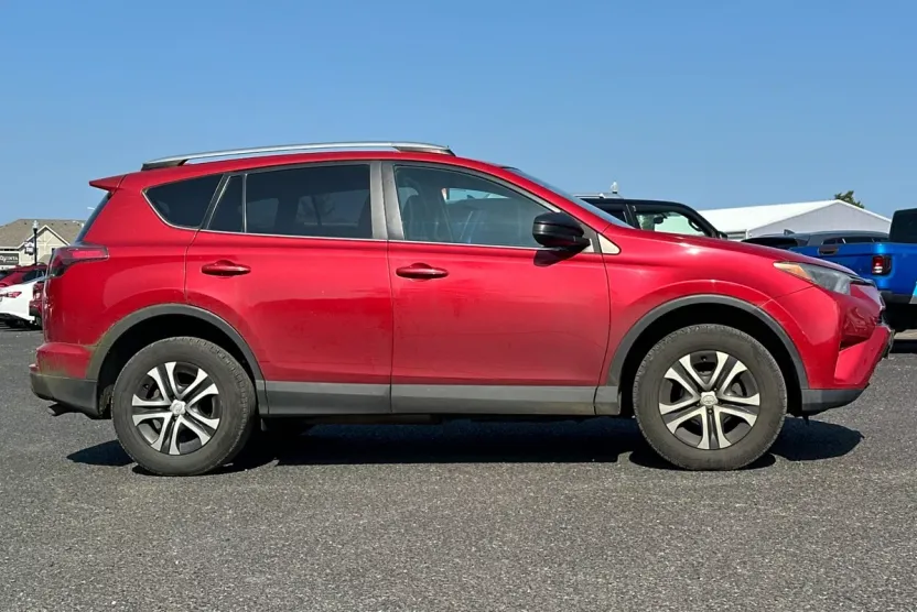 2016 Toyota RAV4 LE photo 1