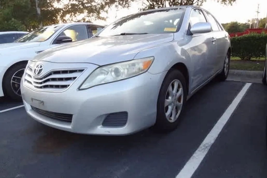 2011 Toyota Camry LE photo 1