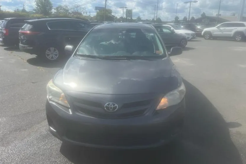 2013 Toyota Corolla LE photo 1
