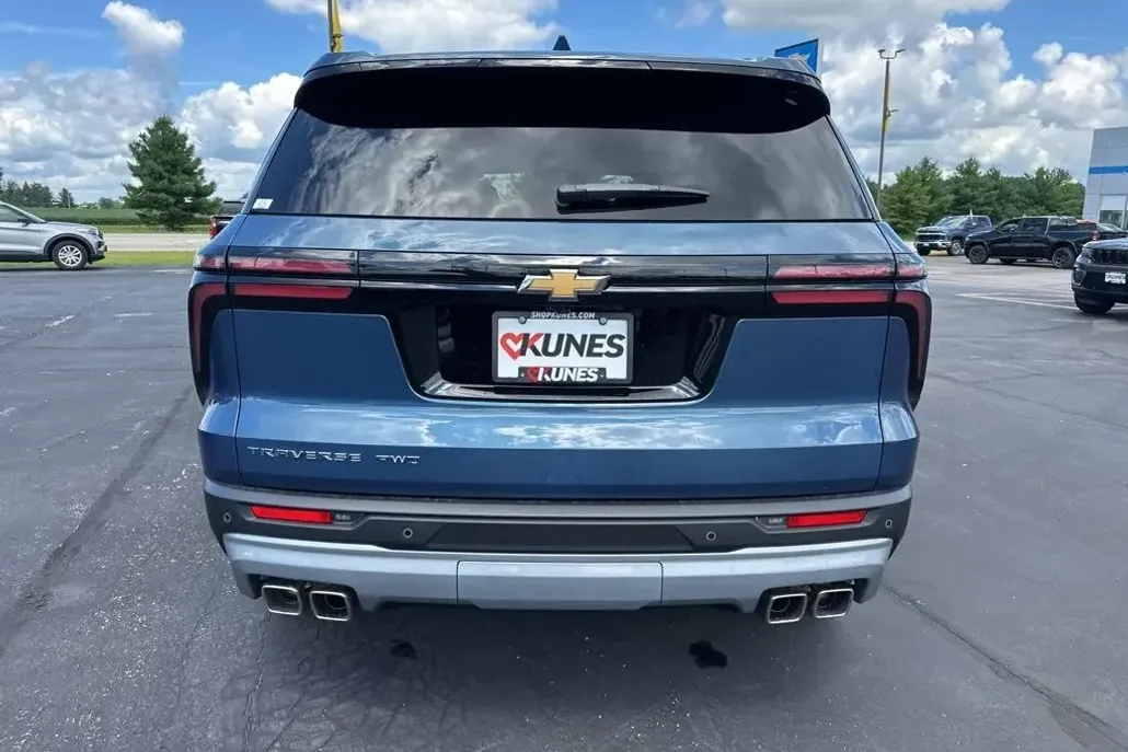 2026 Chevrolet Traverse 2LT photo 1