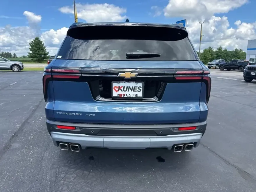 2026 Chevrolet Traverse 2LT photo 1