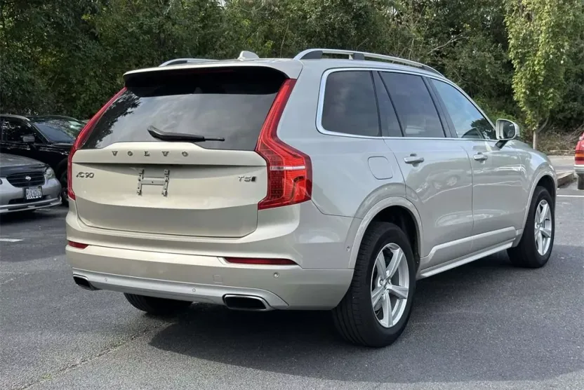 2016 Volvo XC90 T5 Momentum photo 1