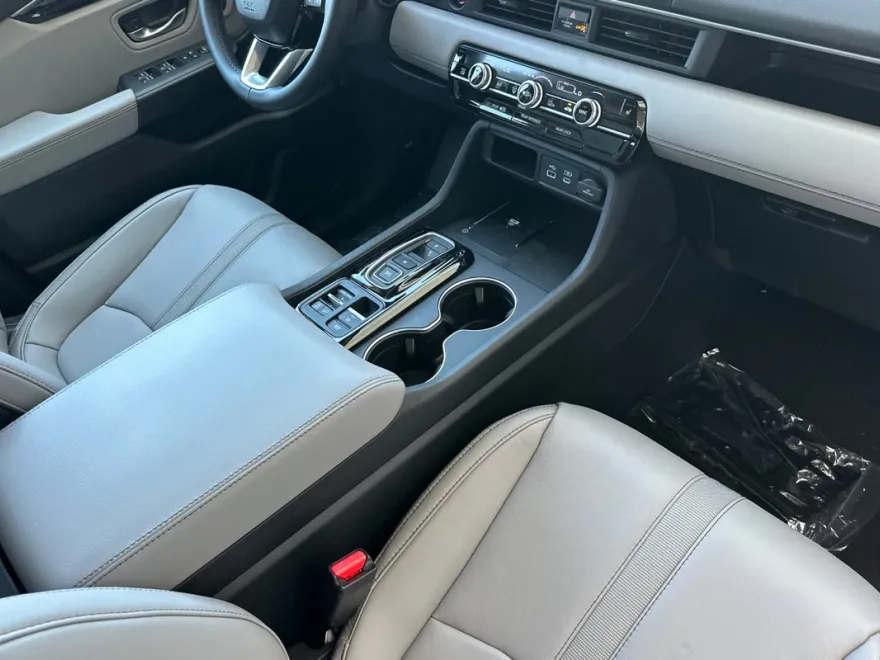 2025 Honda Pilot Touring photo 1