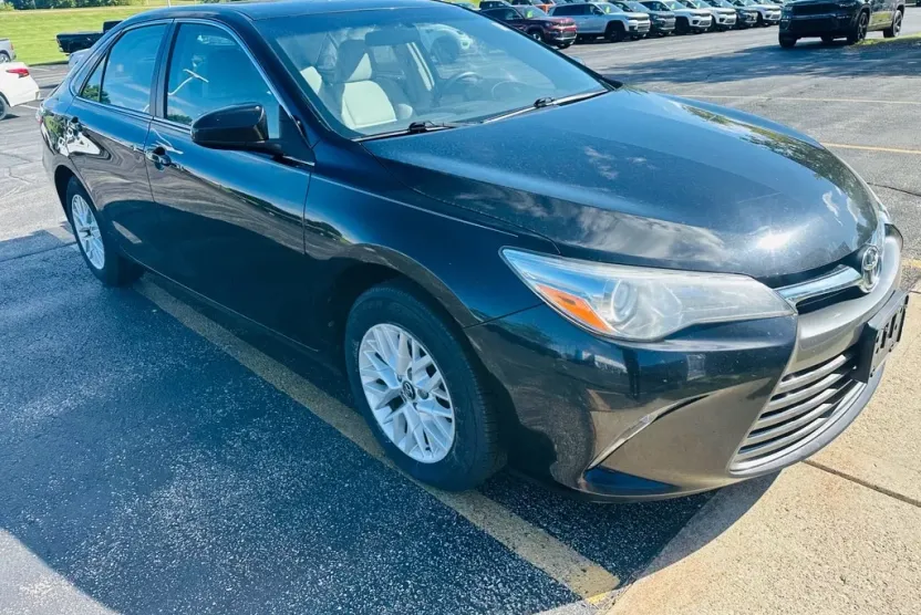 2016 Toyota Camry LE photo 1