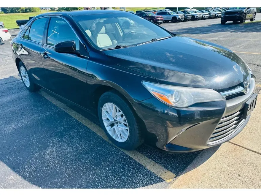 2016 Toyota Camry LE photo 1
