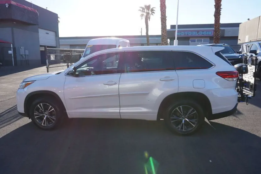 2017 Toyota Highlander LE Plus photo 1