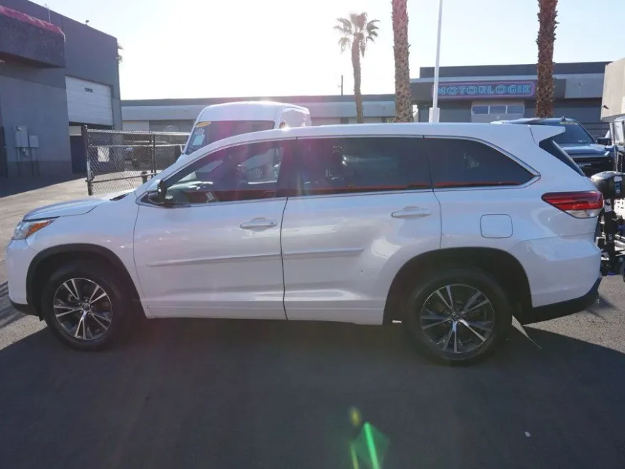 2017 Toyota Highlander LE Plus photo 1