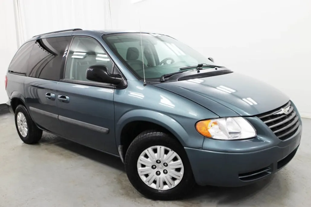 2007 Chrysler Town & Country LX photo 1