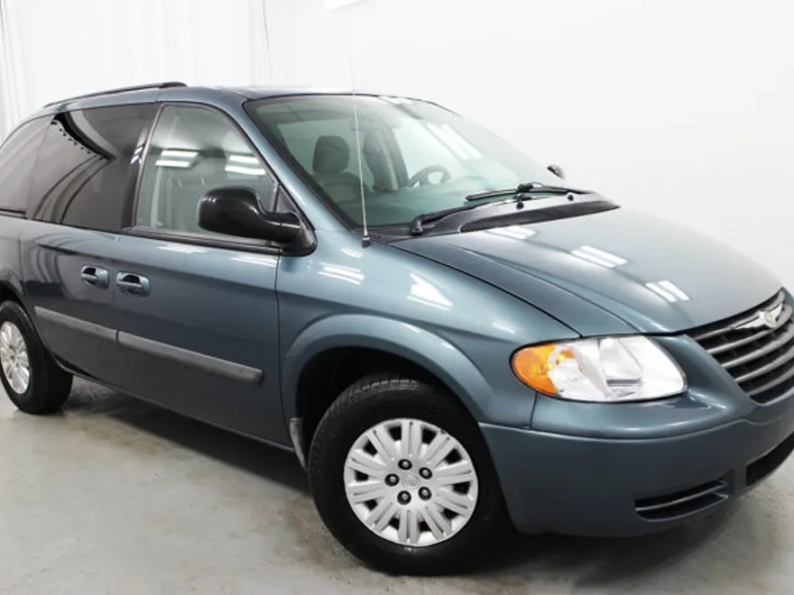 2007 Chrysler Town & Country LX photo 1