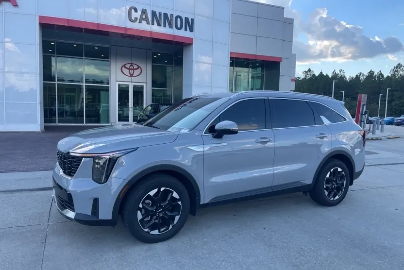 2025 Kia Sorento S photo 1