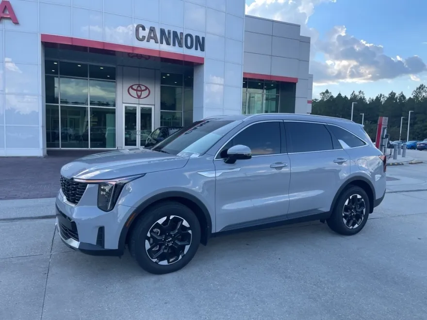 2025 Kia Sorento S photo 1