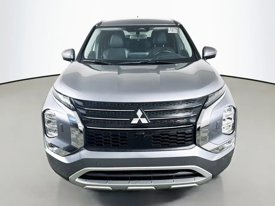 2024 Mitsubishi Outlander SE photo 1