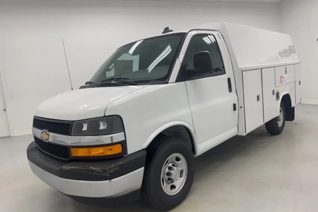 2025 Chevrolet Express Cutaway 3500 photo 1