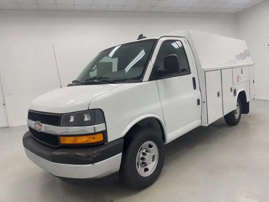 2025 Chevrolet Express Cutaway 3500 photo 1