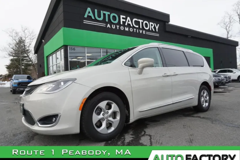 2017 Chrysler Pacifica Touring Plus photo 1