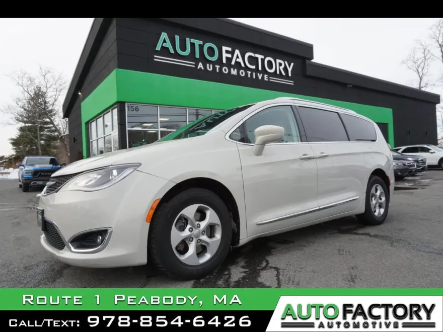 2017 Chrysler Pacifica Touring Plus photo 1